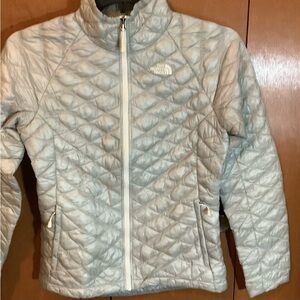 The North Face silver/greyQuilted thermoball Jacket.
